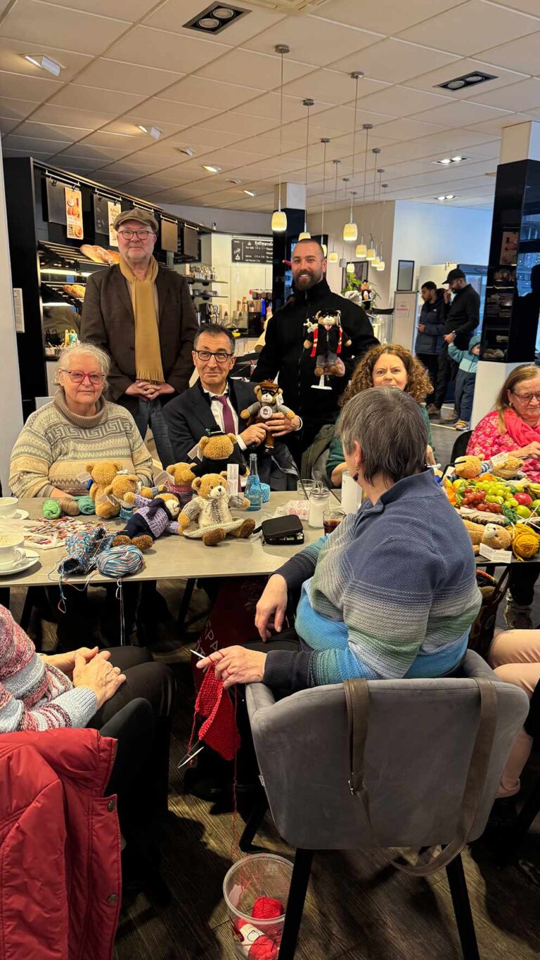 Cem-Oezdemir-bei-den-Macherinnen-der-HoffnungsBaeren3
