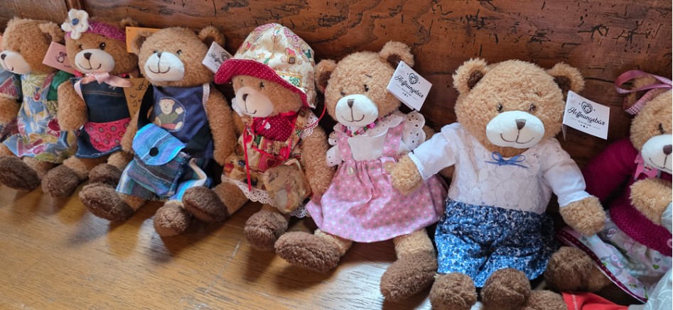 Freiwilligenagentur Ravensburg übergibt HoffnungsBären für Kinder in Not an Einrichtungen